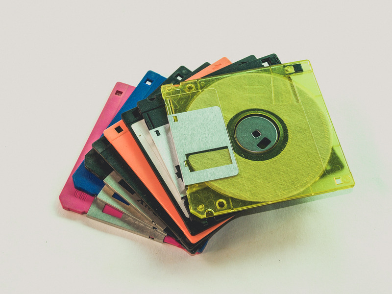 Adjunto Canva-Floppy-Disk-Lot-on-White-Surface.jpg